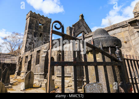 Der Friedhof rund um die Kirche der Hl. Apostel Thomas ing Heptonstall, West Yorkshire Stockfoto