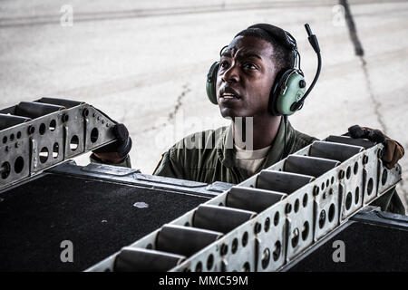 Senior Airman Thomas Bennett ein lademeister mit der 105 Airlift Wing (AW) leitet ein Gabelstapler das Laden des C-17 der 105 AW auf der 179th Airlift Wing in Mansfield, Ohio, 10. Oktober 2017 übermittelt. Der 105 AW schickte eine C-17 bis zu den zweiten Katastrophenhilfe Beddown System (Drbs), der 200 RED HORSE Squadron (RHS) gesandt hat im Hurrikan Hilfsmaßnahmen zu erleichtern. Diese zweite Drbs in Puerto Rico. Mit der einzigartigen Fähigkeiten und Vermögen der 200 RHS hat als autarke Einheit, die überall in der Welt innerhalb von 72 Stunden bereitgestellt werden kann, das Gerät ist in der Lage, seine Vermögenswerte zu unterstü Stockfoto