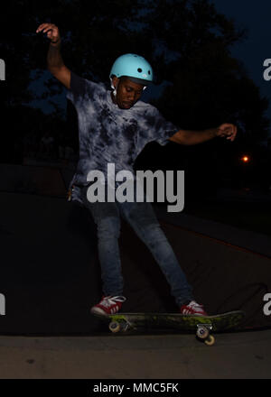 Airman 1st Class DuBois Spielzeug, 5. Logistik Bereitschaft Squadron Fahrzeug Betreuer, führt eine vordere schwachen verjährt in Minot Roosevelt Park Sept. 21, 2017. Spielzeug genießt die meisten Skateboarding, weil es Eines der härtesten Fähigkeiten zu meistern. (U.S. Air Force Foto von Airman 1st Class Dillon J. Audit) Stockfoto