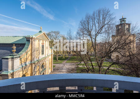 Luftaufnahme von Knäppingsborgsgatan St. Olai Kirche und Olai Park in Norrköping während einem Frühlingsabend. Stockfoto