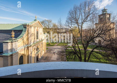 Luftaufnahme von Knäppingsborgsgatan St. Olai Kirche und Olai Park in Norrköping während einem Frühlingsabend. Stockfoto