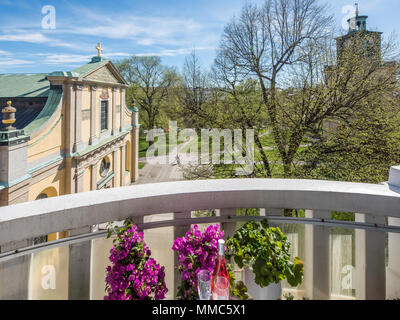 Luftaufnahme von Knäppingsborgsgatan St. Olai Kirche und Olai Park in Norrköping während einem Frühlingsabend. Stockfoto