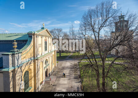 Luftaufnahme von Knäppingsborgsgatan St. Olai Kirche und Olai Park in Norrköping während einem Frühlingsabend. Stockfoto