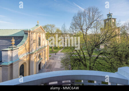 Luftaufnahme von Knäppingsborgsgatan St. Olai Kirche und Olai Park in Norrköping während einem Frühlingsabend. Stockfoto