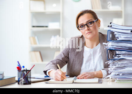 Geschäftsfrau sehr beschäftigt mit laufenden Schreibarbeit Stockfoto