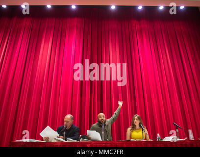 Glenn Davis, Lesen der Teil von Ajax, probt, bevor ein Theater des Krieges die Produktion für leitende Beamte, Soldaten, und ihre Gatten am National War College, Fort Lesley J. McNair, Washington, D.C., 4. Oktober 2017. Theater des Krieges ist ein innovatives Projekt des öffentlichen Gesundheitswesens, die Lesungen der antiken griechischen Krieg spielt als Katalysator für geführte Diskussionen über die Herausforderungen, die sich durch Service Mitglieder, Veteranen konfrontiert, ihren Familien, Betreuern und Gemeinschaften. (DoD Foto von U.S. Army Sgt. James K. McCann) Stockfoto