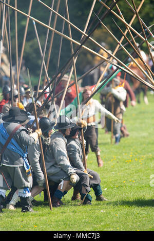 Die Hechte und die Beute Ereignis Nachgespielt ein Englischer Bürgerkrieg Schlacht fand an der Queens Wandleuchte, Newark, England, Großbritannien Stockfoto