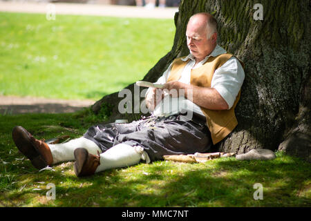 Ein Mann whittling Holz zu einem Bürgerkrieg Re-enactment in Newark, England, Großbritannien Stockfoto