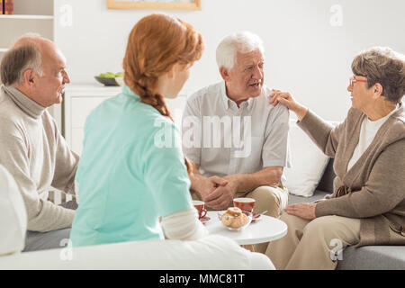 Ältere Leute sprechen in der Krankenschwester Stockfoto