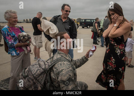 Die 192nd Maintenance Squadron der Virginia Air National Guard untersuchte einen Vorschlag, nachdem sie am 12. Oktober 2017 von einem sechsmonatigen Einsatz mit dem 1st Fighter Wing auf der Joint Base Langley-Eustis, Virginia, zurückgekehrt war. Der Einsatz umfasste F-22 Raptor-Flugzeuge, die Operation Inhärent Resolve unterstützten. Das Archivbild dokumentiert ein Umschichtungsereignis im Zusammenhang mit Operationen des Air Combat Command. Stockfoto
