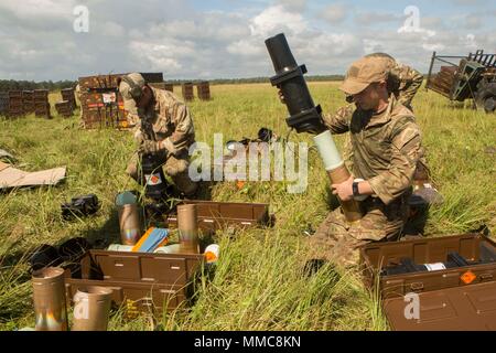 British Commando gunners vorbereiten 105 mm Schalen aus einer M119A3 Howitzer während Field Artillery Ausbildung in Camp Lejeune, N.C., Okt. 11, 2017 abgefeuert werden. Britische Soldaten tauschten Wissen und Fähigkeiten mit US-Marines ihre Artillerie betrieb Funktionen in Vorbereitung auf die gemeinsame Ausübung Bold Alligator, einer großen, multinationalen Naval Amphibious Übung aufwändige Gestaltung, Amphibischen und Sea basing-Operationen der USA und der Koalition Ship-to-shore Fähigkeiten zu verbessern, zu verfeinern. Die Marines sind mit einem zweiten Bataillon, 10 Marine Regiment und die Britischen Soldaten sind mit 29 Commando R Stockfoto