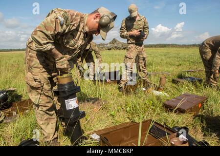 British Commando gunners vorbereiten 105 mm Schalen aus einer M119A3 Howitzer während Field Artillery Ausbildung in Camp Lejeune, N.C., Okt. 11, 2017 abgefeuert werden. Britische Soldaten tauschten Wissen und Fähigkeiten mit US-Marines ihre Artillerie betrieb Funktionen in Vorbereitung auf die gemeinsame Ausübung Bold Alligator, einer großen, multinationalen Naval Amphibious Übung aufwändige Gestaltung, Amphibischen und Sea basing-Operationen der USA und der Koalition Ship-to-shore Fähigkeiten zu verbessern, zu verfeinern. Die Marines sind mit einem zweiten Bataillon, 10 Marine Regiment und die Britischen Soldaten sind mit 29 Commando R Stockfoto