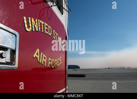 Feuerwehrleute und firetrucks ab dem 60. Bauingenieur Squadron, Travis Air Force Base, Calif., unterstützen Kampf der Kolleginnen und First Responder wildfires, Okt. 11, 2017. Mehrere Waldbrände haben Brennen in den Grafschaften, Sonoma, Napa und Solano, Calif. und Travis Personal unterstützen mit verteidigenden Eigenschaften, Kontrolle des Feuers und Nachfüllen 15-25 andere Lkw mit Wasser. (U.S. Air Force Foto von Louis Briscese) Stockfoto