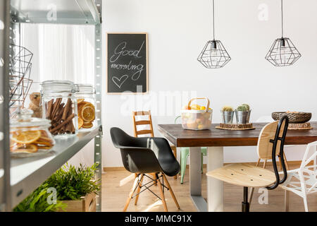 Essbereich im industriellen Stil mit Tisch, Stühle und Regale Stockfoto