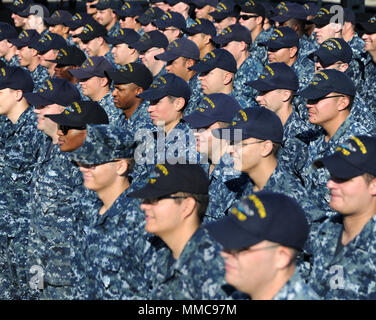 171005-N-HI 707-413 NORFOLK (Okt. 2010) 5, 2017) Segler auf die pre-commissioning Steuergerät (PCU) Washington (SSN 787) stehen in der Ausbildung während eines pinning Zeremonie für neu qualifizierte ubootfahrer an Bord des U-Bootes vor der Inbetriebnahme Zeremonie zugeordnet. Washington ist der U.S. Navy 14 Virginia-Class Angriffs-U-Boot und das vierte Schiff der US-Marine für den Staat Washington benannt. (U.S. Marine Foto von Chief Petty Officer Darryl i. Wald/Freigegeben) Stockfoto