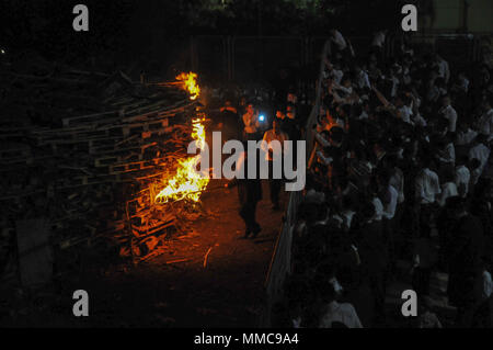Der Blitz der wichtigsten Feuer am Hillula (eine Feier Tag) für Rabbi Simeon Bar Yohai mit Lag Baomer in Meron Berg, nähe Tzefat, die Begräbnisstätte von Rabbi Simeon Bar Yochai und sein Sohn Rabbi Eleasar ben Simon. Hunderttausende von Menschen, die jedes Jahr kommen mit Feuer, Kerzen, singen und feiern zu feiern. Am 2. Mai 2018 fotografiert. Stockfoto