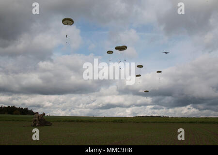 HOHENFELS, Deutschland (Okt. 9, 2017) - Nach dem Verlassen einer C-130, britischen und französischen Fallschirmjäger vorbereiten sicher auf einer Drop Zone außerhalb des Hohenfels Training Bereich im ersten Betrieb an Land in die schnelle Reaktion 17, Okt. 9. Schnelle Reaktion 17, Phase II ist eine jährliche, U.S. Army Europe - LED-Übung auf Allied Airborne Forces' Fähigkeit, schnell und wirksam auf Krisen als ein interoperabler multi-nationales Team reagieren. Die Ausübung erfolgt auf der Gemeinsamen multinationalen Readiness Center in Hohenfels, Deutschland, Okt. 2-20, 2017 und umfasst mehr als 6.000 Teilnehmer aus Stockfoto