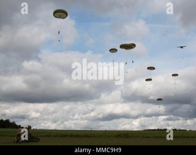 HOHENFELS, Deutschland (Okt. 9, 2017) - Nach dem Verlassen einer C-130, britischen und französischen Fallschirmjäger vorbereiten sicher auf einer Drop Zone außerhalb des Hohenfels Training Bereich im ersten Betrieb an Land in die schnelle Reaktion 17, Okt. 9. Schnelle Reaktion 17, Phase II ist eine jährliche, U.S. Army Europe - LED-Übung auf Allied Airborne Forces' Fähigkeit, schnell und wirksam auf Krisen als ein interoperabler multi-nationales Team reagieren. Die Ausübung erfolgt auf der Gemeinsamen multinationalen Readiness Center in Hohenfels, Deutschland, Okt. 2-20, 2017 und umfasst mehr als 6.000 Teilnehmer aus Stockfoto