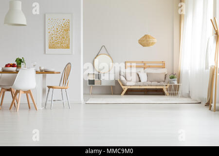 Holz- Möbel im modernen Stil in geräumigen Wohnzimmer Stockfoto