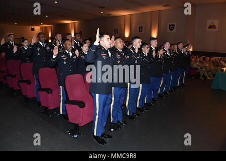 Us-Soldaten mit dem 18 Military Police Brigade rezitieren, Die "Nicht der Offizier" während der 709Th Military Police Battalion nicht Offizier Induktion Zeremonie an der 7th Army Training Befehl Turm Kasernen, Grafenwöhr, Deutschland, 12.10.2017. (U.S. Armee Foto von Gertrud Zach) Stockfoto