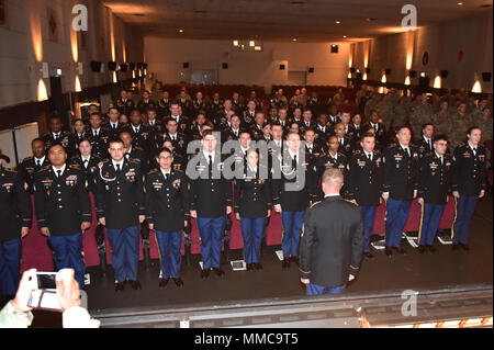 Us-Soldaten mit dem 18 Military Police Brigade rezitieren das Credo der Nicht Offizier während der 709Th Military Police Battalion nicht Offizier Induktion Zeremonie an der 7th Army Training Befehl Turm Kasernen, Grafenwöhr, Deutschland, 12.10.2017. (U.S. Armee Foto von Gertrud Zach) Stockfoto