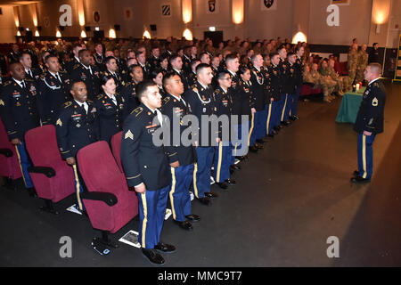 Us-Soldaten mit dem 18 Military Police Brigade rezitieren das Credo der Nicht Offizier während der 709Th Military Police Battalion nicht Offizier Induktion Zeremonie an der 7th Army Training Befehl Turm Kasernen, Grafenwöhr, Deutschland, 12.10.2017. (U.S. Armee Foto von Gertrud Zach) Stockfoto