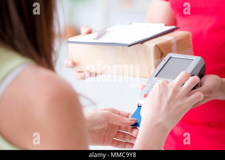 Paketversand mit Pos und Kreditkarte bezahlt Stockfoto