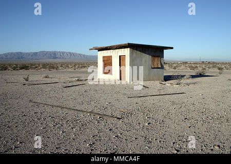 Verlassene Homestead, Mojave-wüste, die kalifornische Wüste, unter einem blauen Himmel. Stockfoto