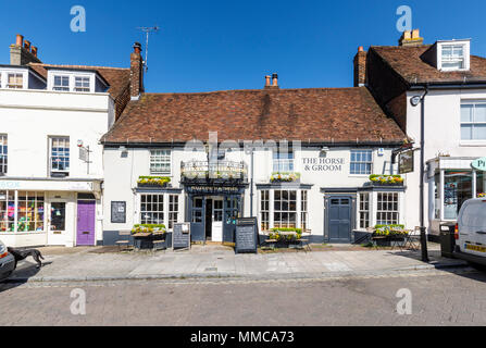 Das Pferd & Bräutigam Pub, ein weiß getünchtes Gebäude in der Broad Street im Zentrum von New Alresford, einer kleinen Stadt oder Dorf in Hampshire, Südengland, Großbritannien Stockfoto