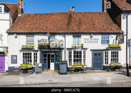 Das Pferd & Bräutigam Pub, ein weiß getünchtes Gebäude in der Broad Street im Zentrum von New Alresford, einer kleinen Stadt oder Dorf in Hampshire, Südengland, Großbritannien Stockfoto