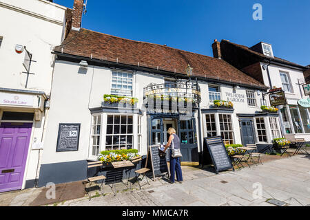 Das Pferd & Bräutigam Pub, ein weiß getünchtes Gebäude in der Broad Street im Zentrum von New Alresford, einer kleinen Stadt oder Dorf in Hampshire, Südengland, Großbritannien Stockfoto