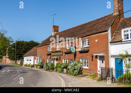 Die Kugel, einem traditionellen frei Haus Village Pub in neuen Alresford, einer kleinen Stadt oder Dorf in Hampshire, Südengland, Großbritannien an einem sonnigen Tag Stockfoto