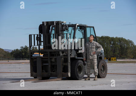 Us Air Force Staff Sgt. Nicholas Riley, Vehicle Operations, Logistik und Bereitschaft Squadron, 158 Fighter Wing, Vermont National Guard, der darauf wartet, von einem US Air Force C-17 Globemaster III, im Burlington International Airport, South Burlington, VT, Okt. 13, 2017 zu entladen. Vermont Soldaten und Piloten, zusammen mit ihrer Ausrüstung, gerade nach Hause nach der Wiederaufnahme Bemühungen in den U.S. Virgin Islands nach dem Hurrikan Maria. (U.S. Air National Guard Foto von Tech. Sgt. Sarah Mattison) Stockfoto