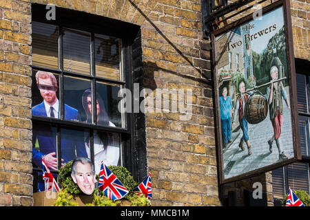 Windsor, Großbritannien. 10. Mai, 2018. Die beiden Brauereien Pub ist eine von vielen Unternehmen rund um die Innenstadt dekoriert mit Bunting und Pappe Ausschnitte von Prinz Harry und Meghan Markle in der Vorbereitung für ihre Hochzeit am 19. Mai. Credit: Mark Kerrison/Alamy leben Nachrichten Stockfoto