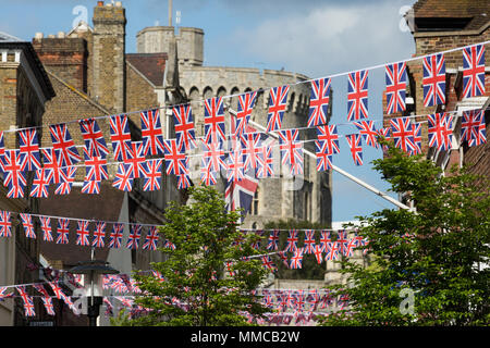 Windsor, Großbritannien. 10. Mai, 2018. Bunting ist rund um das Stadtzentrum im Vorfeld der Hochzeit von Prinz Harry und Meghan Markle im Schloss Windsor angezeigt am 19. Mai. Credit: Mark Kerrison/Alamy leben Nachrichten Stockfoto