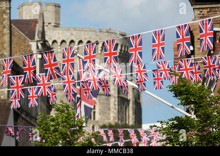 Windsor, Großbritannien. 10. Mai, 2018. Bunting ist rund um das Stadtzentrum im Vorfeld der Hochzeit von Prinz Harry und Meghan Markle im Schloss Windsor angezeigt am 19. Mai. Credit: Mark Kerrison/Alamy leben Nachrichten Stockfoto