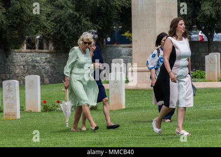 Athen, Griechenland. 10. Mai 2018. Prinz Charles und Camilla, Herzogin von Cornwall besuchen Sie die Commonwealth Kriegsgräber in Faliro, Athen Credit: Stefanos Kyriazis/Alamy leben Nachrichten Stockfoto