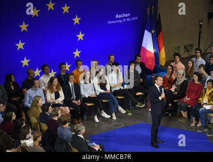 10. Mai 2018, Aachen, Deutschland: Der französische Präsident Emmanuel Längestrich beantwortet wurden, nachdem die Verleihung des Karlspreises zu ihm die Fragen der Studenten. Längestrich hat den Internationalen Karlspreis für seine Verdienste um die europäische Einigung in Aachen verliehen. Foto: Henning Kaiser/dpa Stockfoto