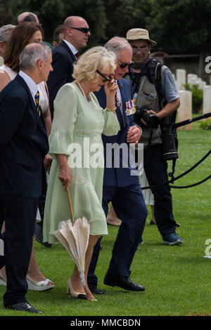 Athen, Griechenland. 10. Mai 2018. Prinz Charles und Camilla, Herzogin von Cornwall besuchen Sie die Commonwealth Kriegsgräber in Faliro, Athen Credit: Stefanos Kyriazis/Alamy leben Nachrichten Stockfoto