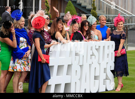 Die Rennbahn von Chester, Chester, UK. 10. Mai, 2018. Die boodles Mai Festival, Ladies Day; Damen heraus Genießen der Racing in Chester Credit: Aktion plus Sport/Alamy leben Nachrichten Stockfoto