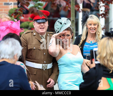 Die Rennbahn von Chester, Chester, UK. 10. Mai, 2018. Die boodles Mai Festival, Ladies Day; Damen heraus Genießen der Racing in Chester Credit: Aktion plus Sport/Alamy leben Nachrichten Stockfoto