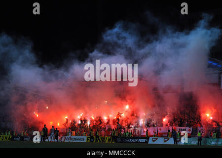 Mlada Boleslav, tschechische Republik. 9. Mai, 2018. Ausschreitungen in den tschechischen Pokal Finale Fußball Slavia Prag vs FK Jablonec in Mlada Boleslav in der Tschechischen Republik. Slavia Praha Tschechische Cup Fußball-Meister werden von 2017-2018, 9. Mai 2018 in Mladá Boleslav, als sie im Finale FK Jablonec 3 Beat: 1. Credit: Slavek Ruta/ZUMA Draht/Alamy leben Nachrichten Stockfoto