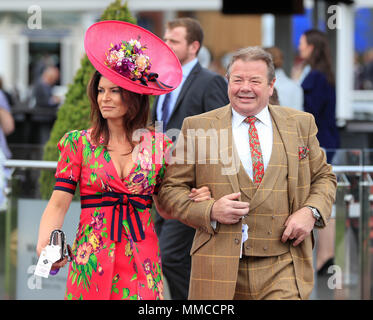 Die Rennbahn von Chester, Chester, UK. 10. Mai, 2018. Die boodles Mai Festival, Ladies Day; Racegoers genießen Damen tag Credit: Aktion plus Sport/Alamy leben Nachrichten Stockfoto