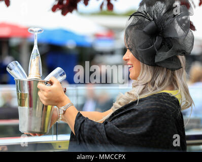 Die Rennbahn von Chester, Chester, UK. 10. Mai, 2018. Die boodles Mai Festival, Ladies Day; Genießen Sie den Champagner auf Damen tag Credit: Aktion plus Sport/Alamy leben Nachrichten Stockfoto