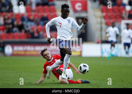 Burton upon Trent, Großbritannien. 10. Mai 2018. Arvin Appiah von England ist von Jan Wornhard der Schweiz während des 2018 UEFA U-17 Meisterschaft Gruppe eine Übereinstimmung zwischen der Schweiz und England an der New York Stadium angegangen Mai in Rotherham, England 10 2018. Credit: PHC Images/Alamy leben Nachrichten Stockfoto