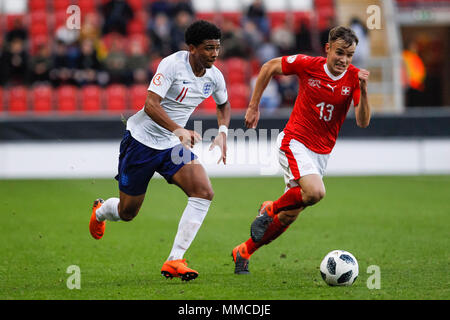 Burton upon Trent, Großbritannien. 10. Mai 2018. Xavier Amaechi in England und Jan Wornhard der Schweiz während des 2018 UEFA U-17 Meisterschaft Gruppe eine Übereinstimmung zwischen der Schweiz und England an der New York Stadium am 10. Mai 2018 in Rotherham, England. Credit: PHC Images/Alamy leben Nachrichten Stockfoto