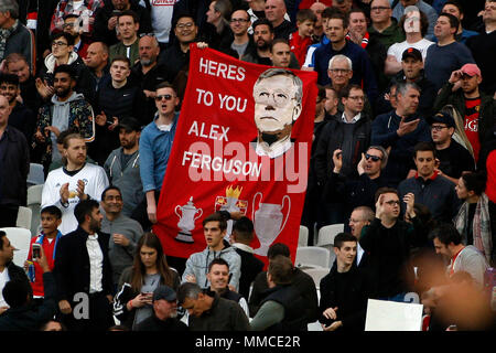 London, Großbritannien. 10. Mai 2018. Manchester United Fans halten ein Banner mit einer Meldung und Hommage an Sir Alex Ferguson. Premier League match, West Ham United v Manchester United auf dem Londoner Stadion, Queen Elizabeth Olympic Park in London am Donnerstag, den 10. Mai 2018. Dieses Bild dürfen nur für redaktionelle Zwecke verwendet werden. Nur die redaktionelle Nutzung, eine Lizenz für die gewerbliche Nutzung erforderlich. Keine Verwendung in Wetten, Spiele oder einer einzelnen Verein/Liga/player Publikationen. pic von Steffan Bowen/Andrew Orchard sport Fotografie/Alamy leben Nachrichten Stockfoto