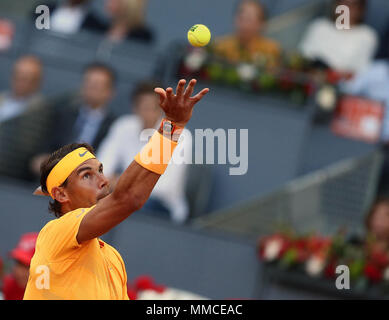 Rafael Nadal von Spanien dient zur Diego Schwartzman von Argentinien in ihrer Viertelfinalegleichen am Tag sechs der Mutua Madrid Open im La Caja Magica. (Final Score: Rafael Nadal gewinnt 6-3, 6-4) Stockfoto