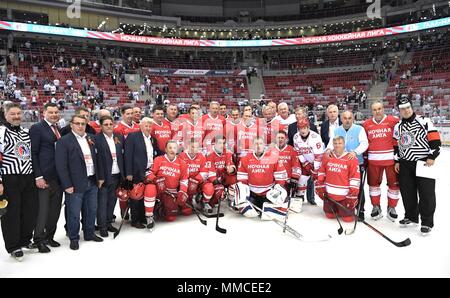 Sochi, Russland. 10. Mai, 2018. Der russische Präsident Wladimir Putin, Mitte, wirft mit Mitgliedern der Nacht Hockey League während der 7. russischen laienhaften Ice Hockey Festival am Bolschoj Ice Dome am 10. Mai in Sotschi, Russland 2018. (Russische Vorsitz über Planetpix) Credit: Planetpix/Alamy leben Nachrichten Stockfoto