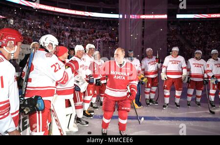 Sochi, Russland. 10. Mai, 2018. Der russische Präsident Wladimir Putin, #11, beglückwünscht Spieler während der Nacht Hockey League Match in der 7. russischen laienhaften Ice Hockey Festival am Bolschoj Ice Dome am 10. Mai in Sotschi, Russland 2018. (Russische Vorsitz über Planetpix) Credit: Planetpix/Alamy leben Nachrichten Stockfoto